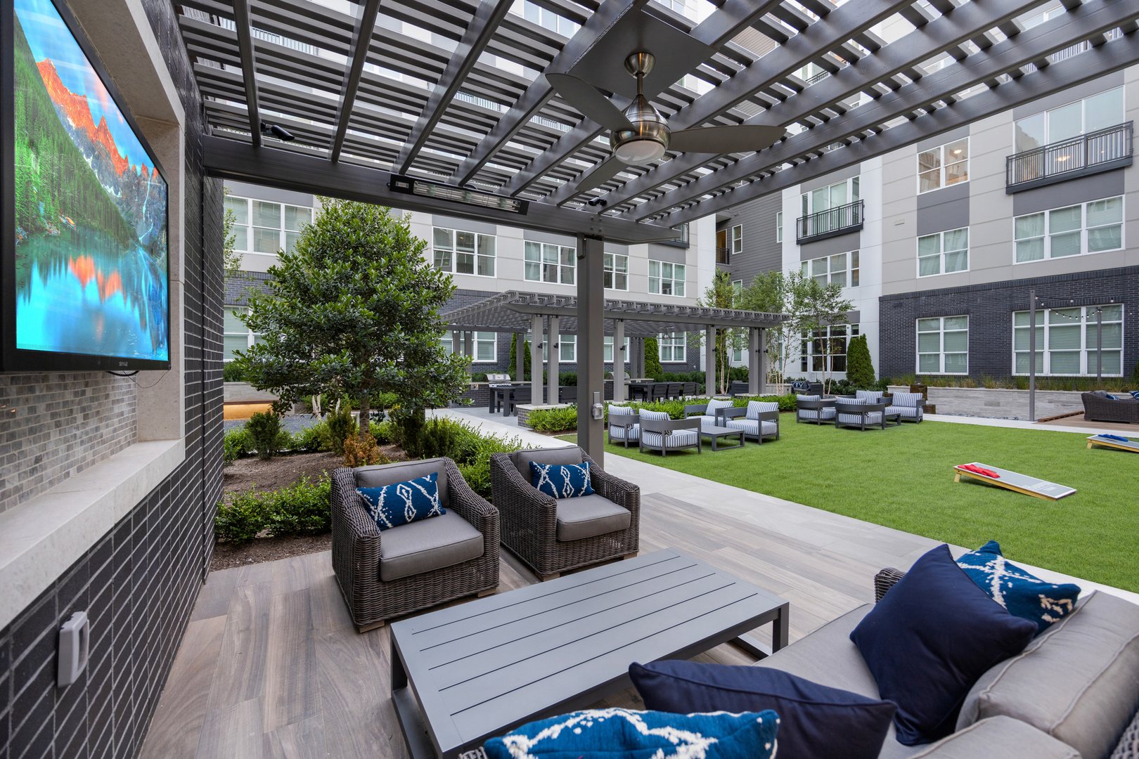 Create memorable moments in our expansive courtyard.